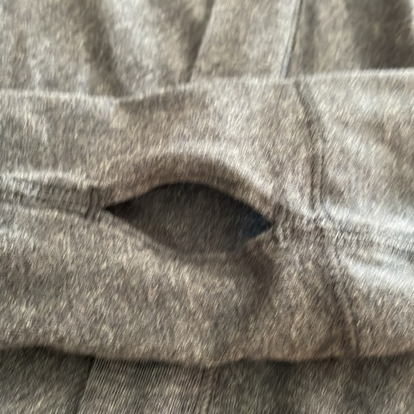 Lululemon Iconic Wrap Dark Gray Long Sleeve Shirt Crop Sz XS -Small Thumb Holes - Picture 9 of 16